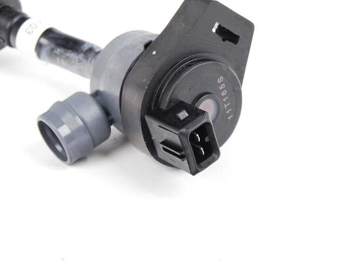 ORIGINALUS OEM BMW E60N E61N E71 Kuro bako kvėpavimo vožtuvas su vamzdžiu 13907618652