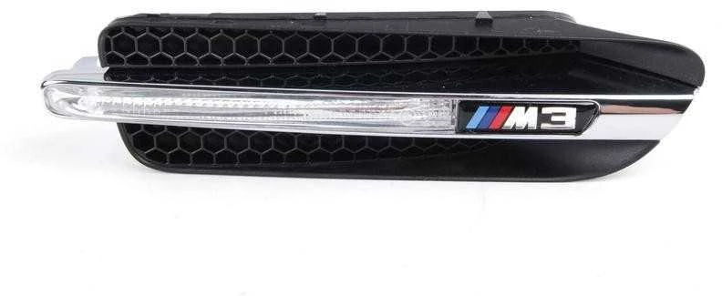 Originalus priekinio sparno apdailos grotelių su emblema dešinėje tinka BMW M3 E90 sedanas 07-2011