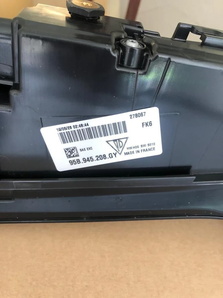 Porsche Macan 2019 Trunk Center Tail Light Originalus 95B945208PY