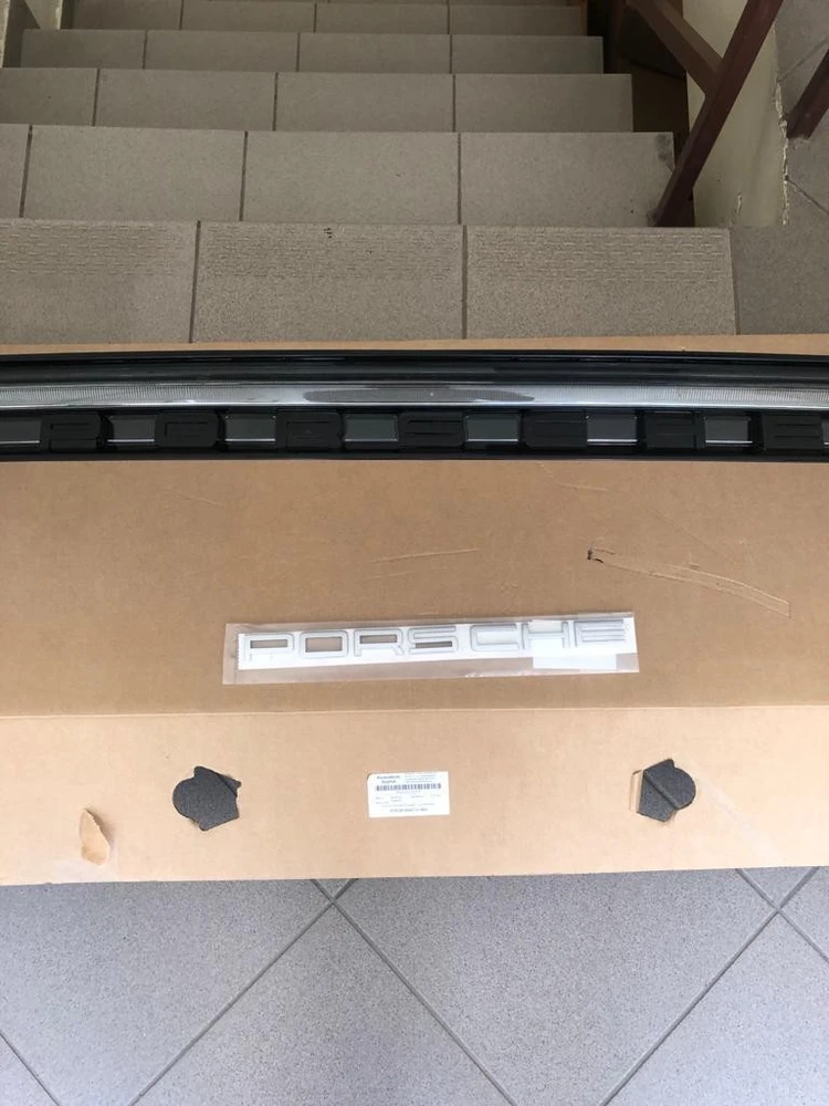 Porsche Macan 2019 Trunk Center Tail Light Originalus 95B945208PY