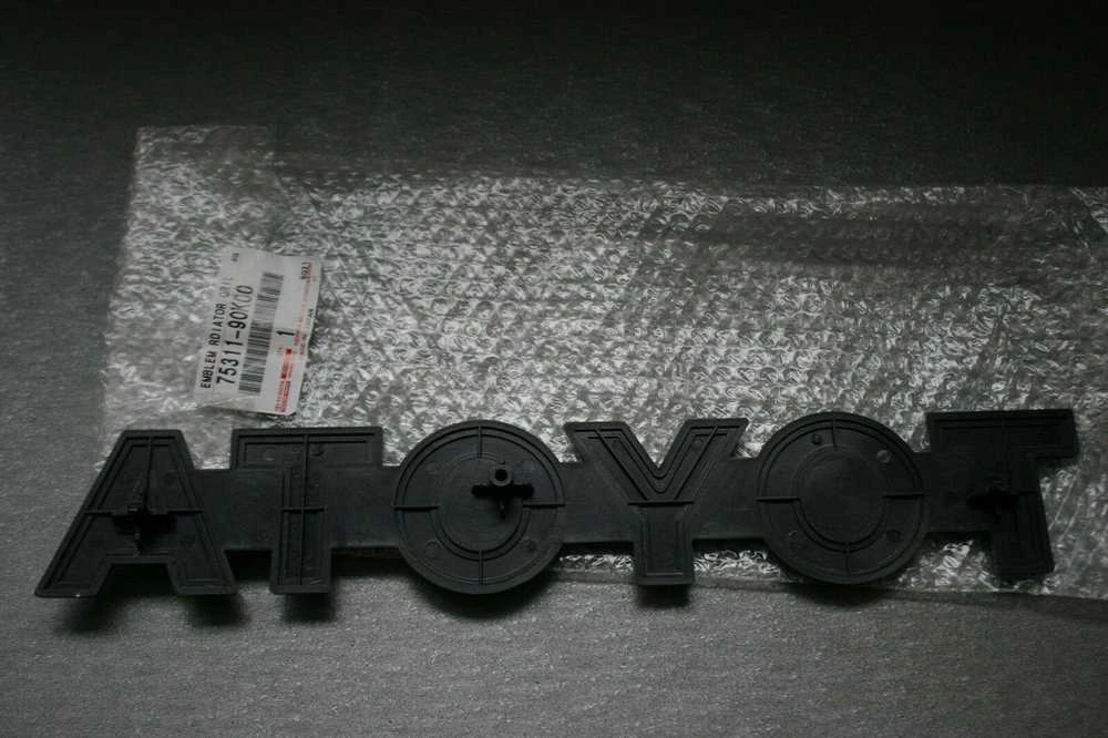 TOYOTA Land Cruiser 70 priekinės grotelės ženkliukas su logotipu Monogramme Genuine 75311-90K00