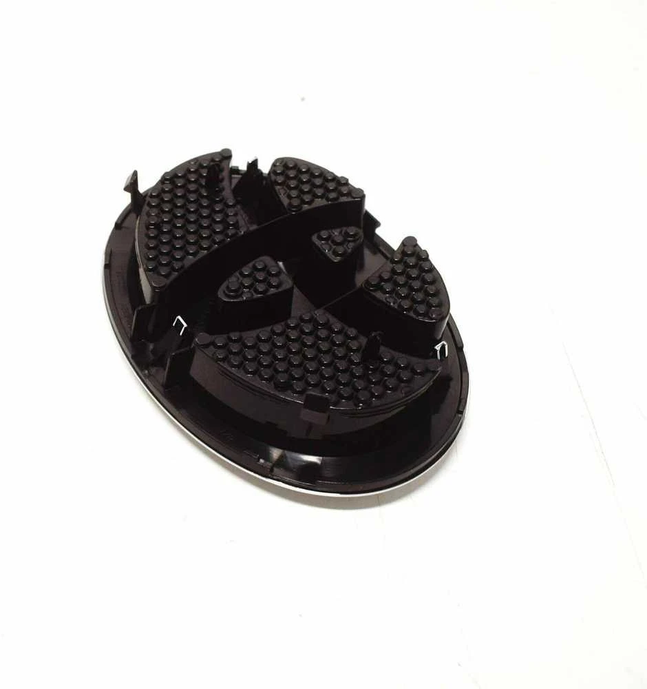 TOYOTA YARIS XP150 priekinės radiatoriaus grotelės emblema originali 7531102140