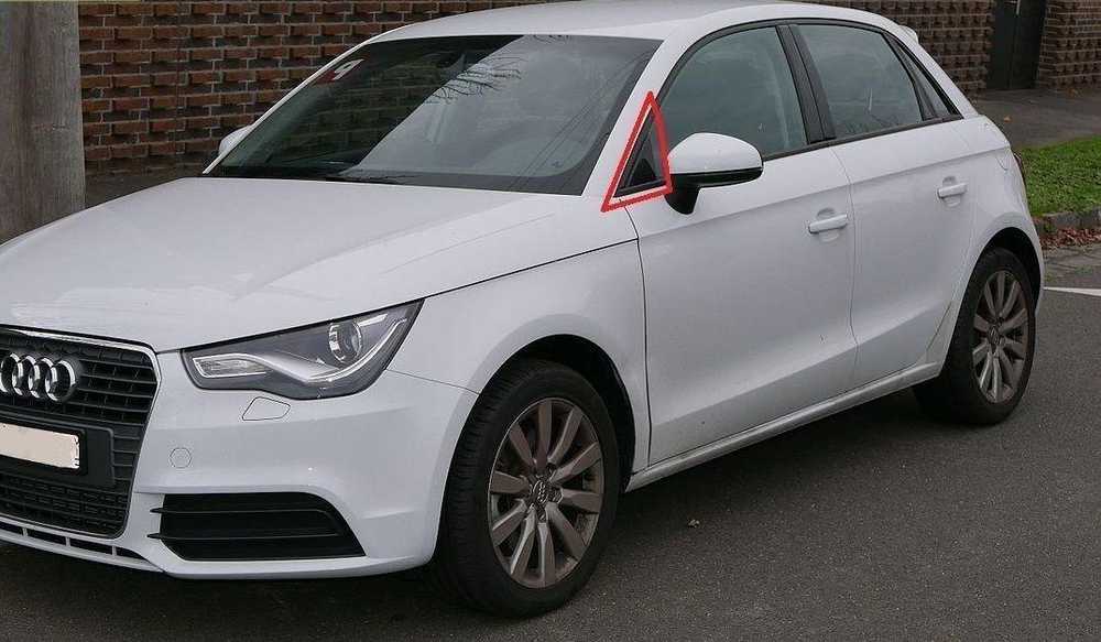 VAG AUDI A1 priekinių durelių kampų apdailos dangtelis blizgiai juodas kairėje N/S originalus 8X4837637E