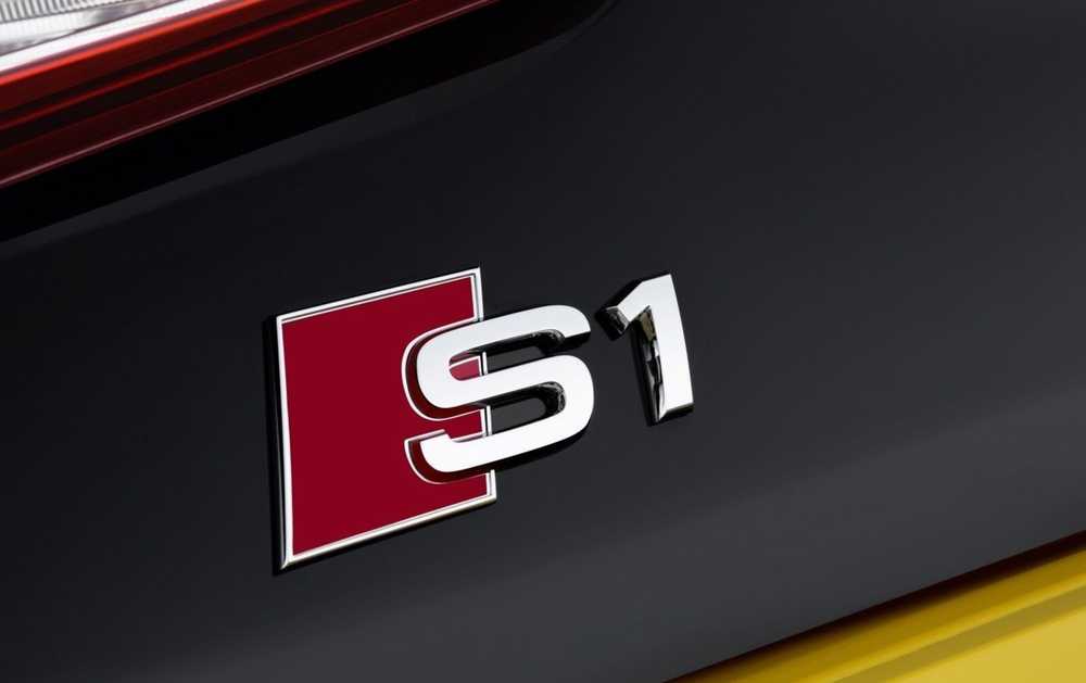 VAG AUDI A1 S1 2015-2018 Galinė bagažinės dalis S1 chromuotas ženkliukas su emblema 8X08537352ZZ originalus