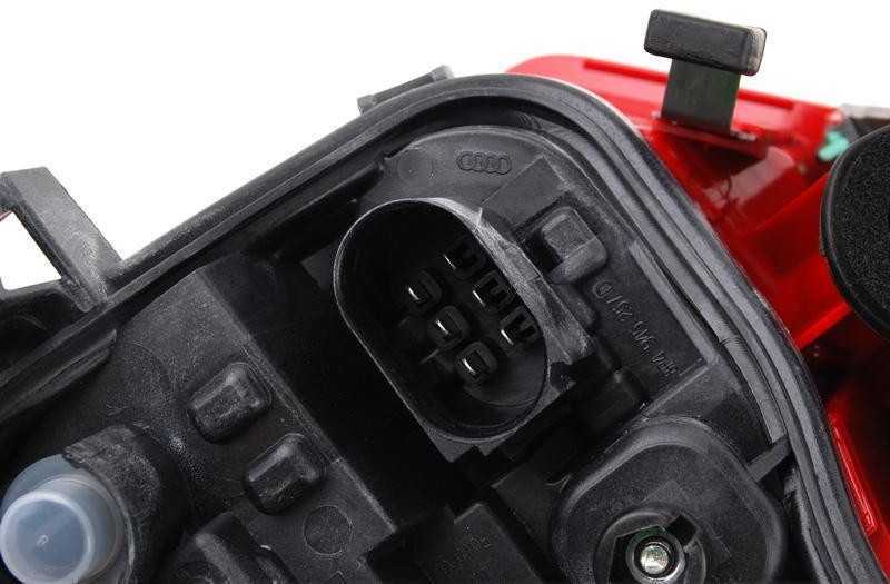 VAG Audi A3 8P kairės pusės galinis žibintas originalus 8P4945095E