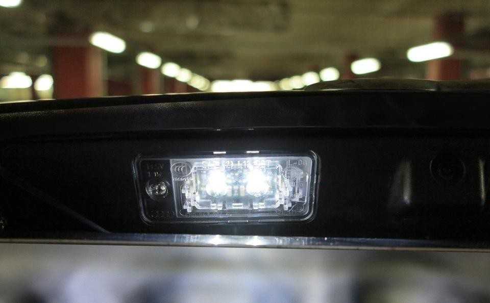 VAG "Audi A3 S3 A5 S5 A8 S8 RS5" LED valstybinio numerio ženklo žibintas galinis žibintas RH originalus 4H0943022