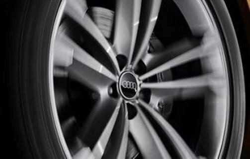 VAG "Audi Dynamic" besisukantis centrinis stebulės dangtelis juodas originalus 4M8071006A
