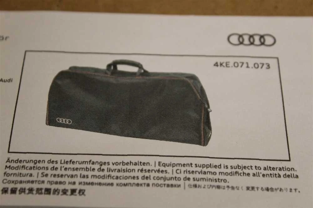 VAG Audi E-Tron 2019 on 4 Įkrovimo kabelio laikymo krepšys Priekinis originalus 4KE071073