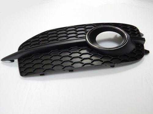VAG AUDI Q3 oro kreipiančiosios grotelės dešinėje originalios 8U080768682DSP9