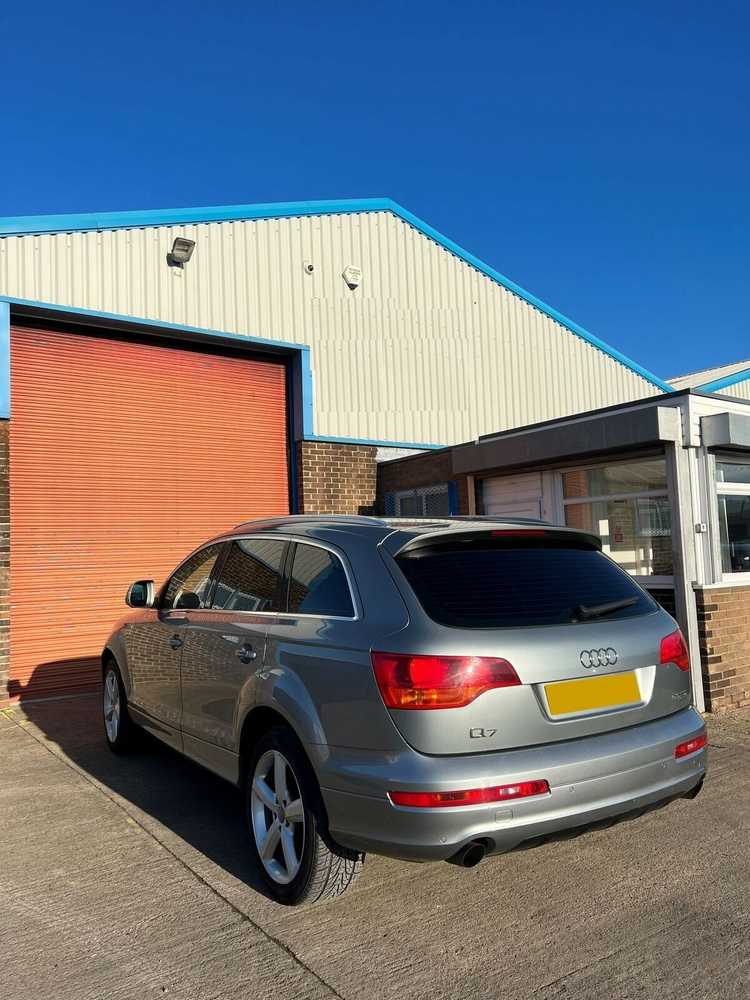 VAG Audi Q7 Kairiojo bamperio atrama Originali 4L0807333