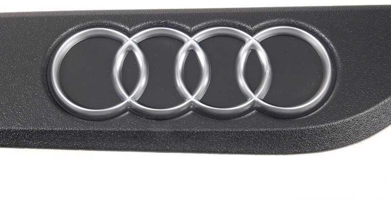 VAG AUDI R8 įsiurbimo kolektoriaus dangtelis emblema dešinėje pusėje originalus 07L133622A