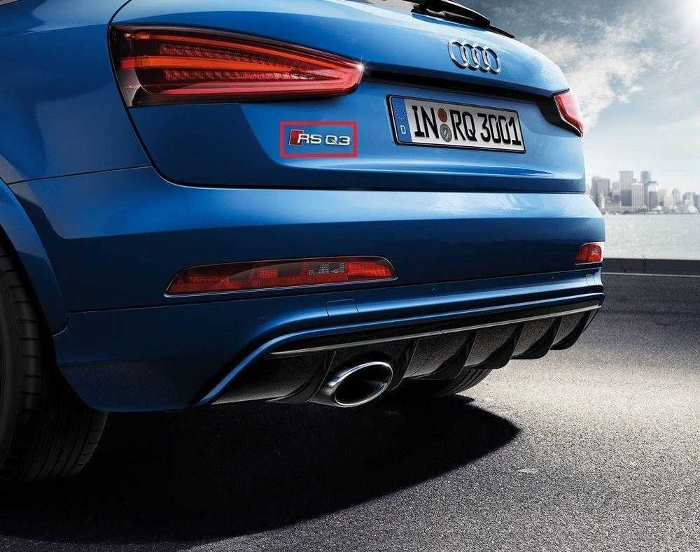 VAG Audi RS Q3 2013- Galinis bagažinės dangtis Emblema Logotipas Ženkliukas Užrašas Chromas Raudonas Originalus 8U0853740