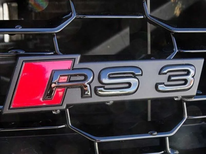 VAG Audi RS3 logotipo užrašas ant grotelių juodas originalus 8V5853736BT94