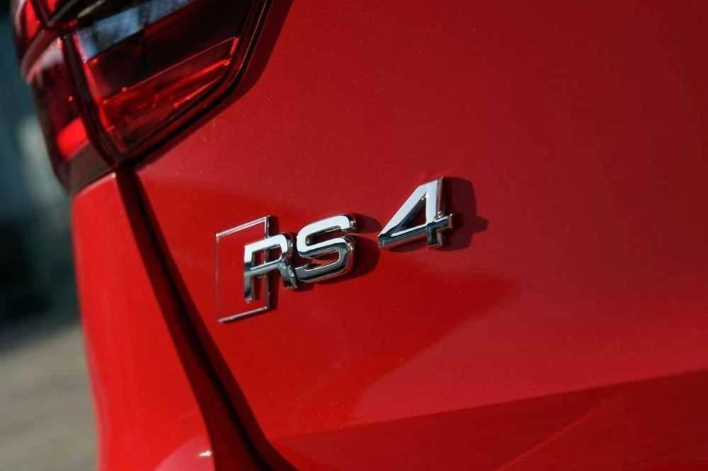 VAG AUDI RS4 (2000-2016) Galinės bagažinės dalies emblema su RS4 ženklu originali 8D98537402ZZ