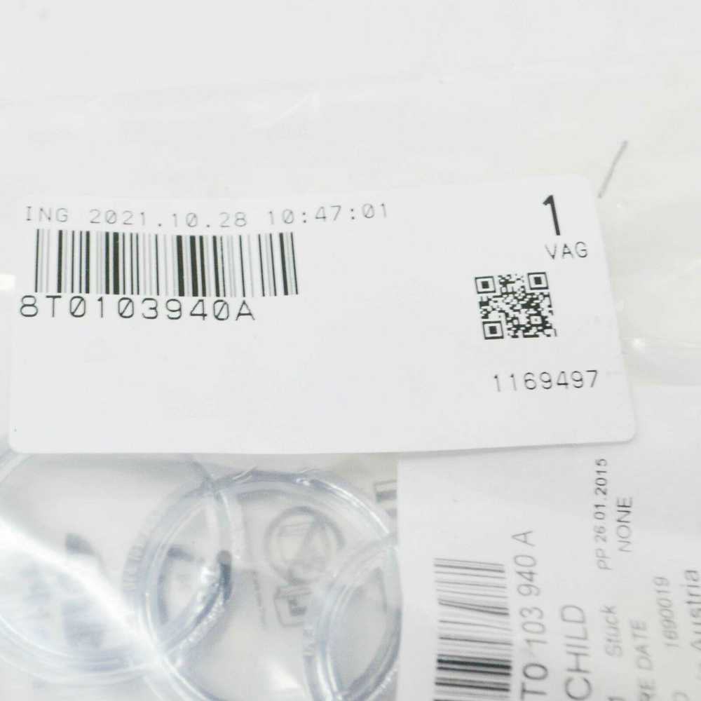 VAG AUDI RSQ3 8U ženklas ant variklio dangčio Originalus 8T0103940A
