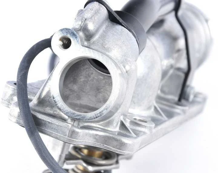VAG Aušinimo Skysčio Reguliatoriaus Korpusas AUDI A8 2003-2010 VW PHAETON 2002-2016 VW TOUAREG 2002-2010 Originalus 07D121111AP