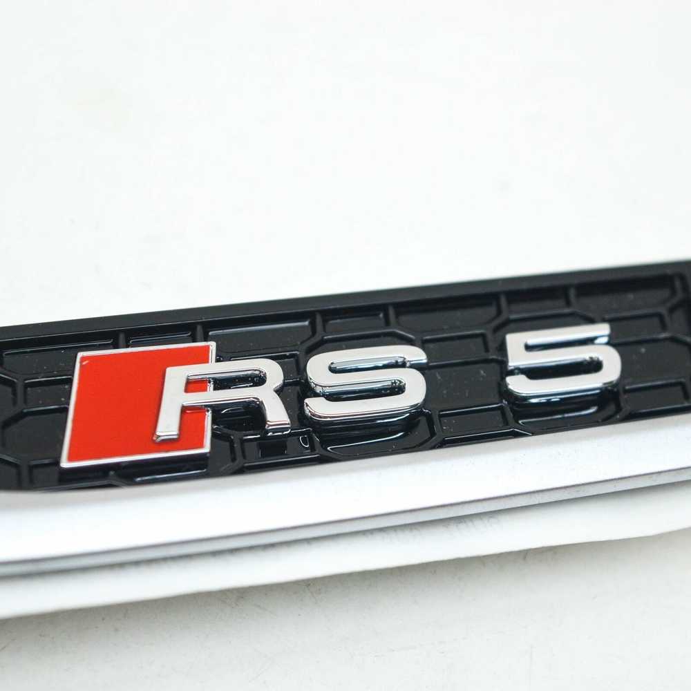 VAG NAUJAS AUDI RS5 8W6 PRIEKINIS KAIRĖS PUSĖS KREIVĖS EMBLEMA ŽENKLAS 8W6853601DPUZ ORIGINALUS