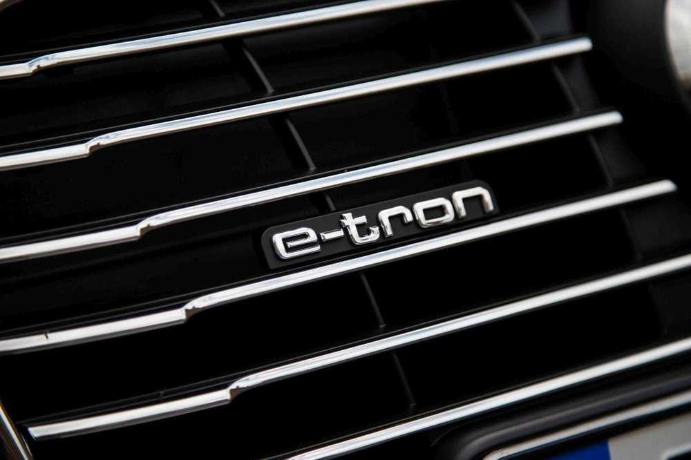VAG Naujas originalus AUDI A3/S3 (13-17) priekinis bamperis radiatoriaus grotelių "E-TRON" ženklelis OEM