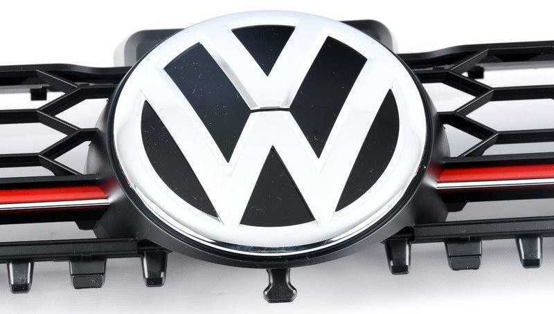 VAG NAUJAS ORIGINALUS VW GOLF GTI MK7 2013-2016 PRIEKINIS VIRŠUTINIS CENTRINIS GROTELĖS Juodas 5G0853651AJ