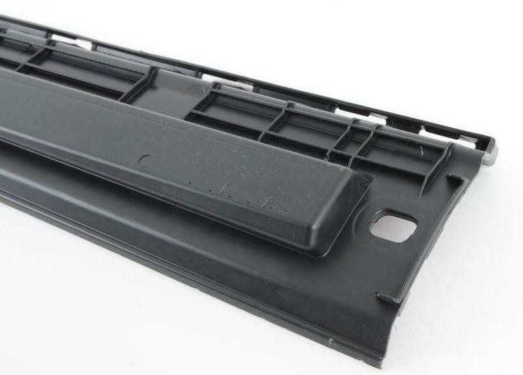 VAG OEM AUDI A3 8V DEŠINIS KRAŠTO PANELE SECURING STRIP BRACKET 8V5854536 ORIGINALUS