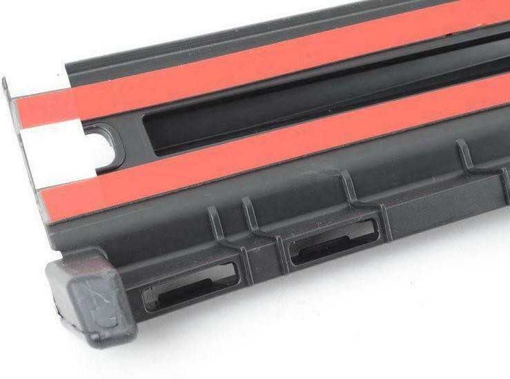 VAG OEM AUDI A3 8V DEŠINIS KRAŠTO PANELE SECURING STRIP BRACKET 8V5854536 ORIGINALUS