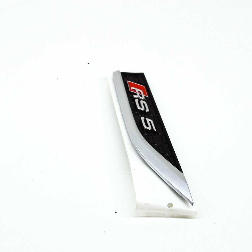 VAG OEM AUDI RS5 SPORTBACK 8W6 PRIEKINIS DEŠINIS KAPOTAS EMBLEMA 8W6853602DPUZ ORIGINALI