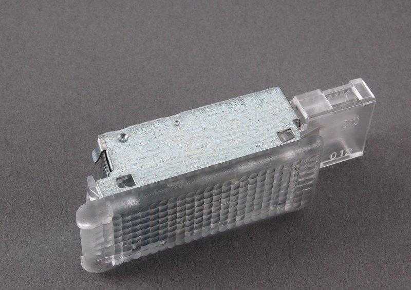 VAG OEM VOLKSWAGEN TOUAREG 7L INTERJERAS PIRMOJI DĖŽUTĖS ŠVIESA 7L0947415 ORIGINALI