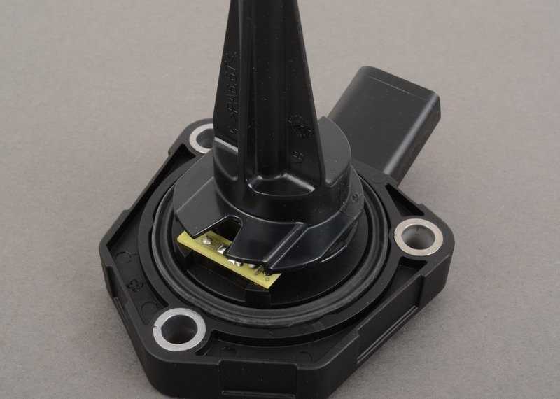 VAG Tinka Audi A4 A5 A6 Volkswagen Jetta - Variklio alyvos lygio jutiklis - HELLA 013680041
