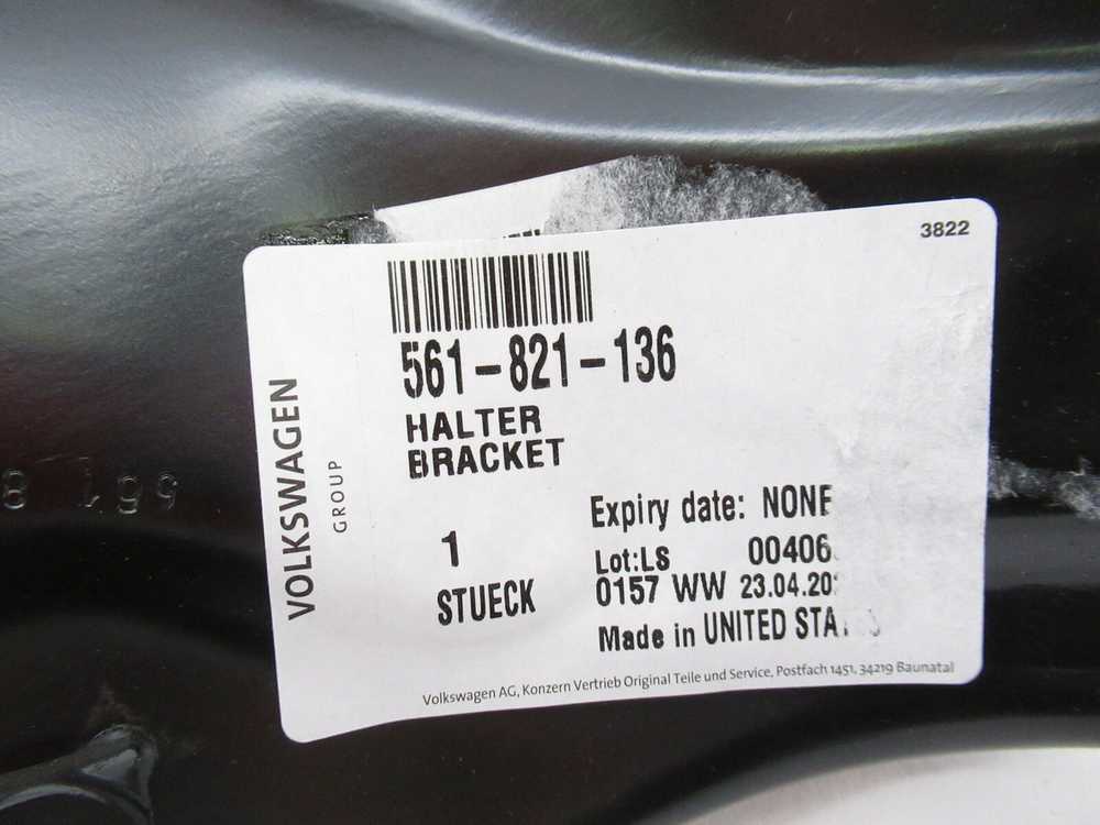 VAG VW Passat A32 kronšteinas - sparno dešinysis originalus 561821136