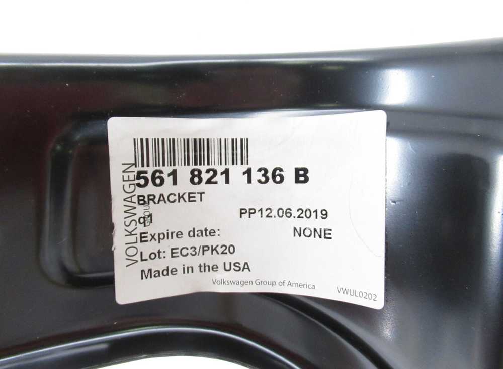 VAG VW 2016-2019 Passat keleivio RH priekinio sparno laikiklis originalus 561821136B