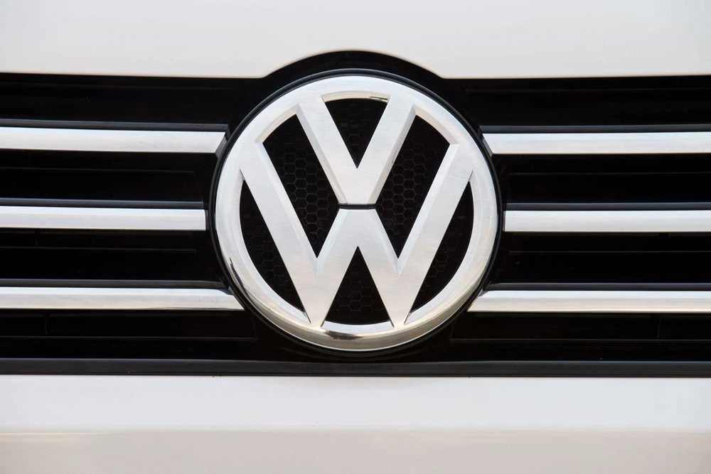 VAG VW CADDY PASSAT TOURAN priekinio radiatoriaus grotelių emblema originali 1T0853601EULM