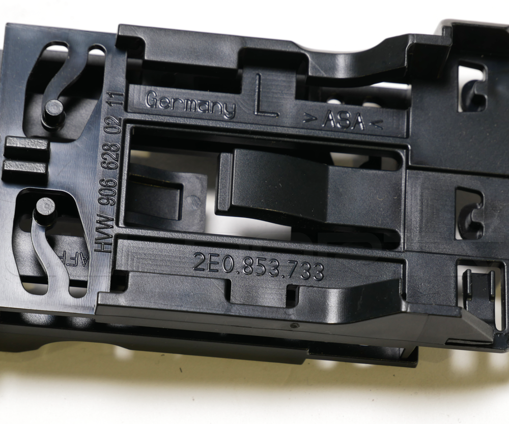 VAG VW CRAFTER priekinių žibintų apdailos klipsas kairėje N/S originalus 2E0853733