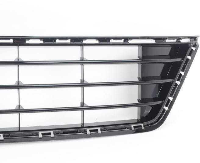 VAG VW GOLF R MK7 juodos spalvos apatinės centrinės grotelės originalios 5G0853677F041