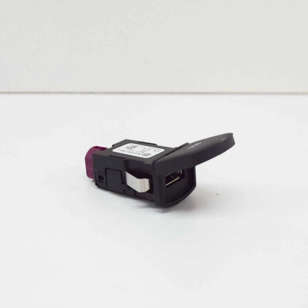 VAG VW Polo Derby Vento Ind Vento USB lizdas su dangteliu originalus 6C0035726C