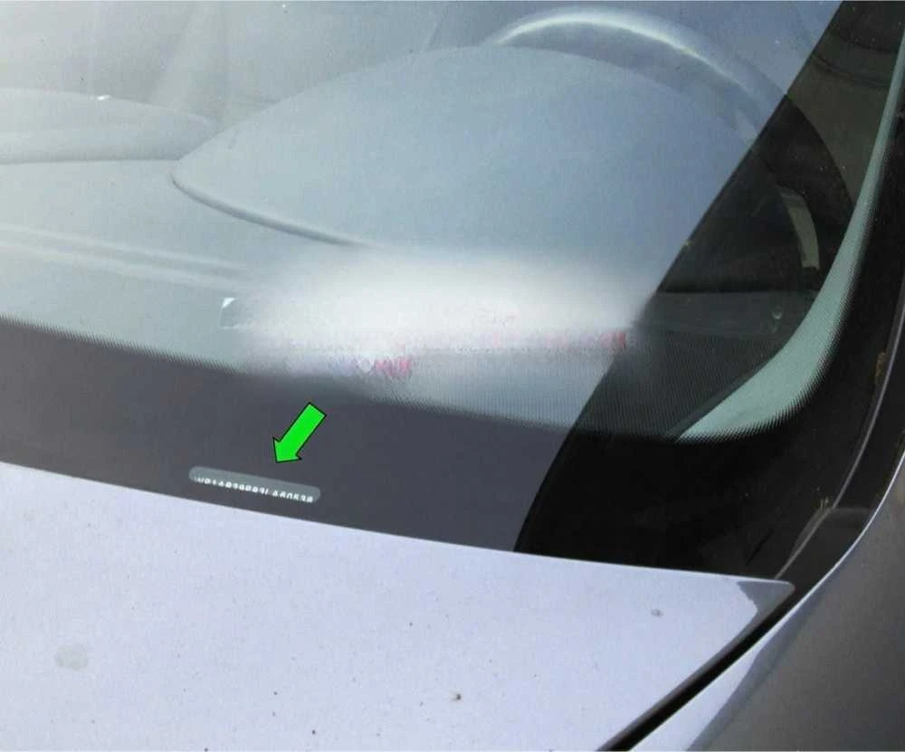 VAG VW priekinės grotelės emblema chromuota originali 321853601