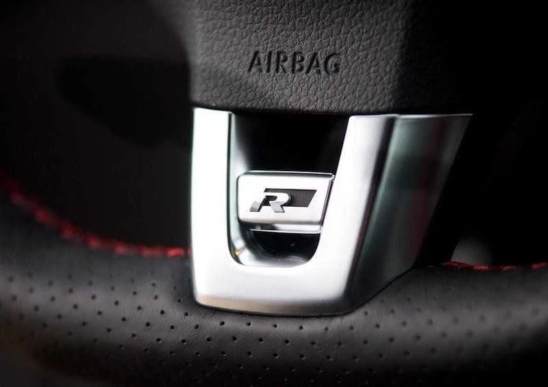 VAG VW R Line aliuminio vairo ratlankio apkaba su emblema originali 1K8419685BPOP