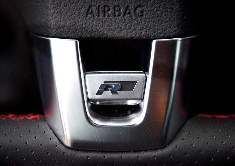 VAG VW R Line aliuminio vairo ratlankio apkaba su emblema originali 1K8419685BPOP