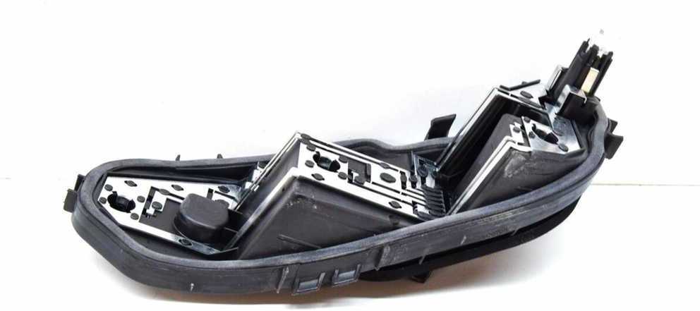 VAG VW SCIROCCO 2009-2014 Galinio žibinto lemputės laikiklis dešinėje O/S originalus 1K8945258C