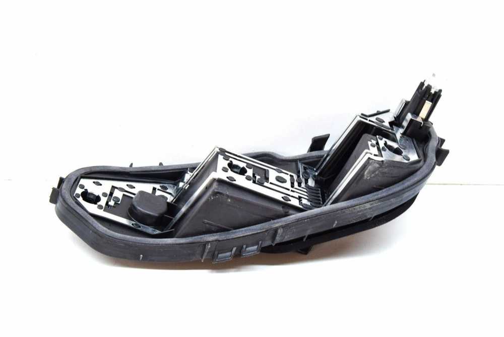 VAG VW SCIROCCO 2009-2014 Galinio žibinto lemputės laikiklis dešinėje O/S originalus 1K8945258C