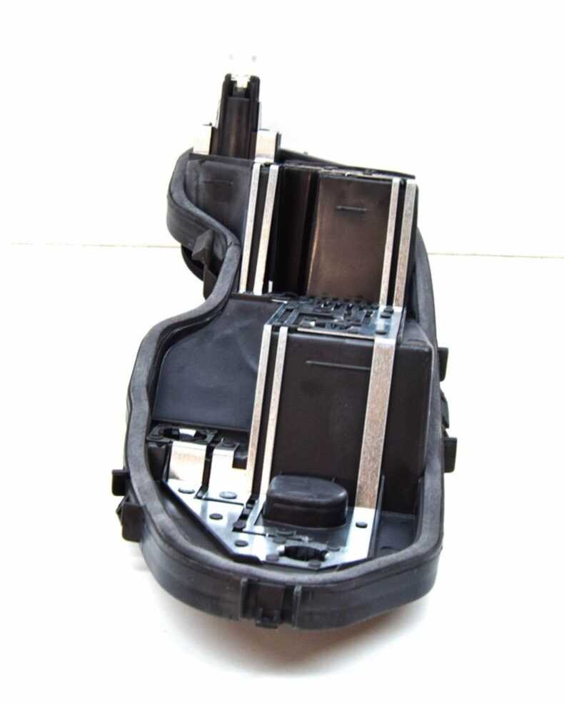 VAG VW SCIROCCO 2009-2014 Galinio žibinto lemputės laikiklis dešinėje O/S originalus 1K8945258C