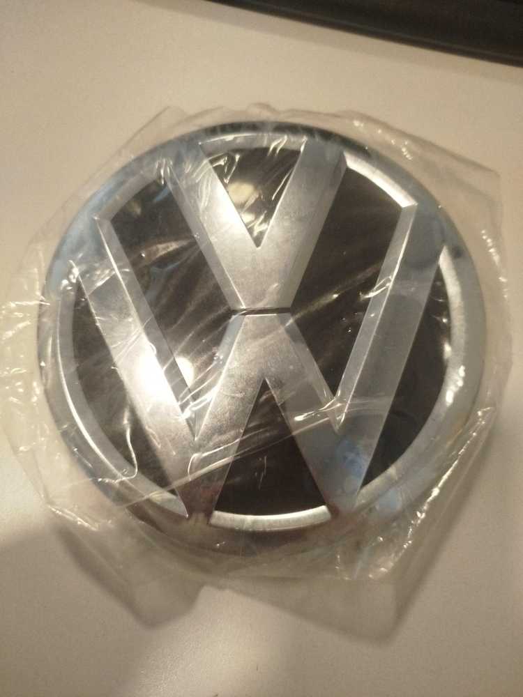 VAG VW TIGUAN priekinio bamperio radiatoriaus grotelės ženkliukas originalus 2K5853600