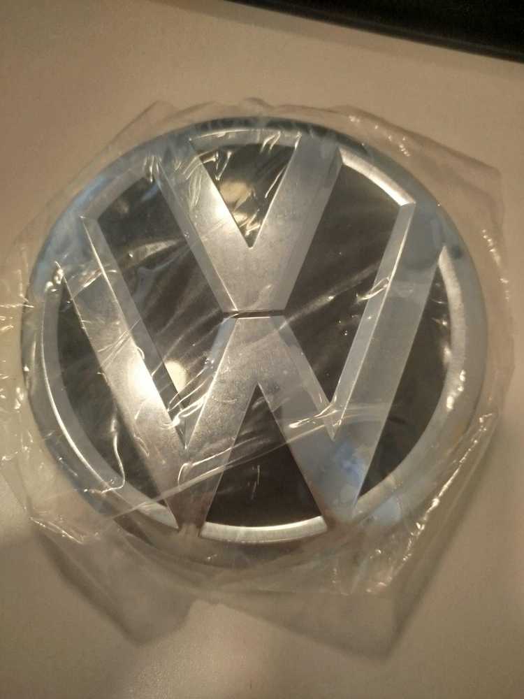 VAG VW TIGUAN priekinio bamperio radiatoriaus grotelės ženkliukas originalus 2K5853600