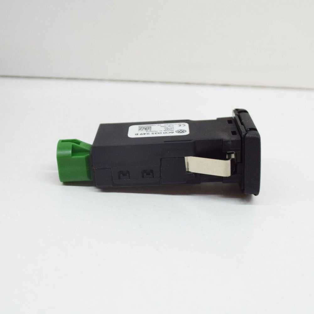 Volksvagen POLO 6C USB lizdas su dangteliu originalus 6C0035249B