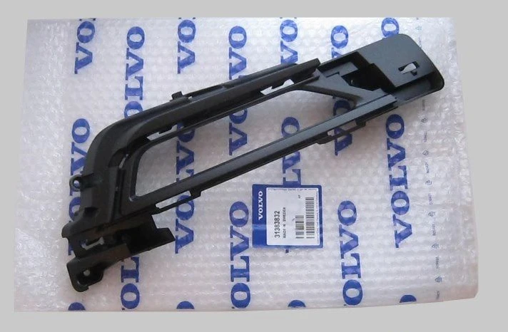 VOLVO XC90 MK2 priekinių grotelių kairės pusės kronšteinas R-Design originalus 31383832