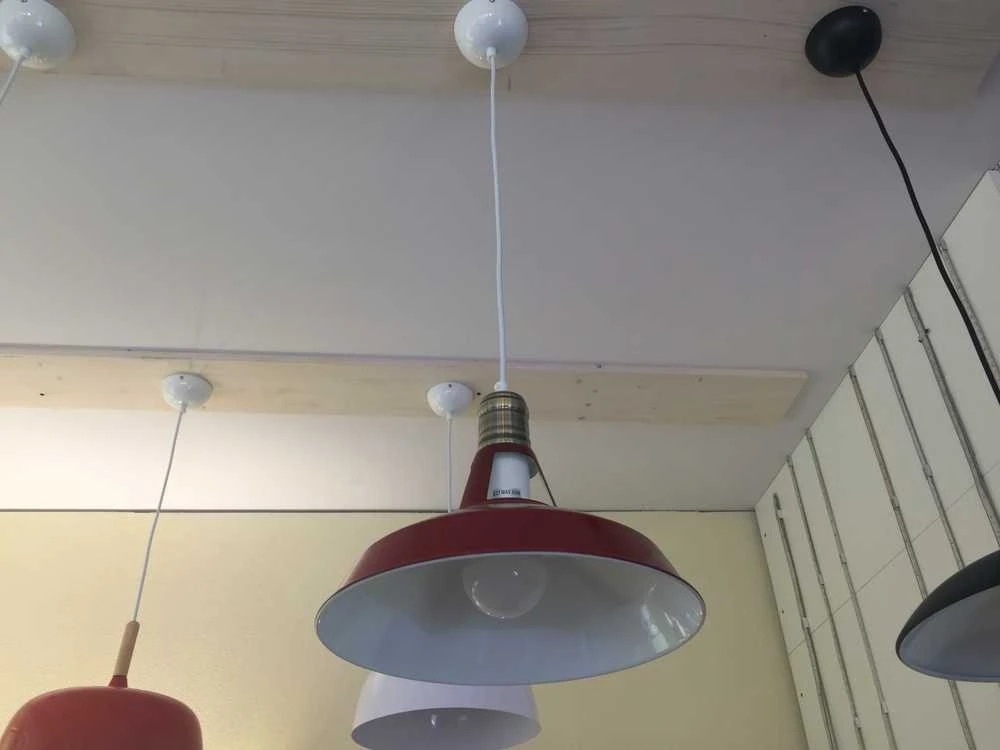 Pakabinamas šviestuvas raudonos spalvos