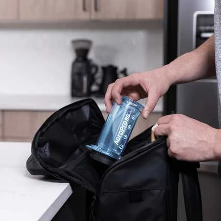 Mėlynas AeroPress kuprinėje