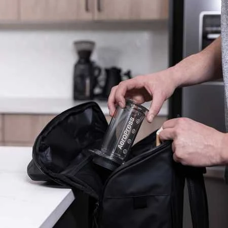 Aeropress Clear kavinukas kelioninei kuprinei