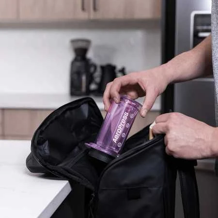 Violetinis AeroPress kelioniniame krepšyje