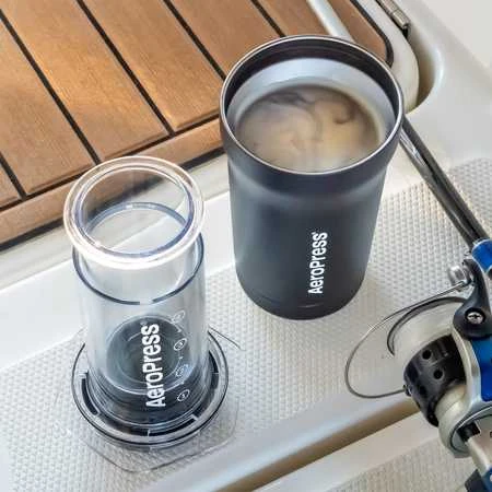 Go Plus su juodu AeroPress terminiu puodeliu