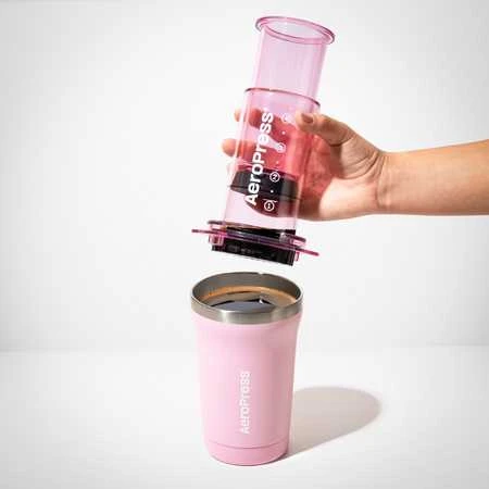 Rožinis AeroPress Go Plus ruošiant kavą